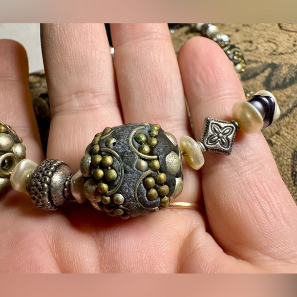 Handcrafted beaded pearl and silver necklace. - Picture 8 of 13